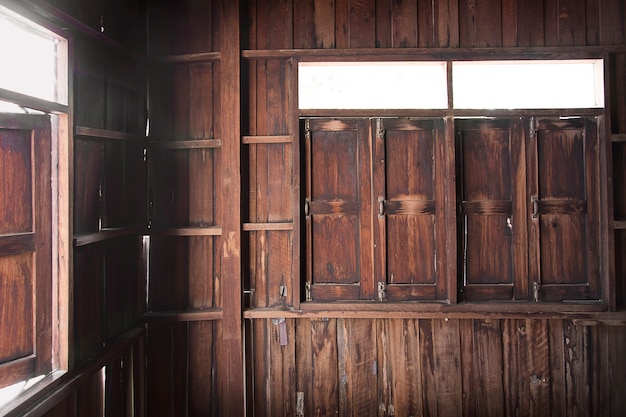 intérieur et fenêtre de la vieille chambre en bois