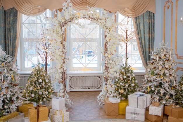 Intérieur festif: sapin de Noël et canapé avec oreillers, cadeaux. Le concept de Noël et du nouvel an.