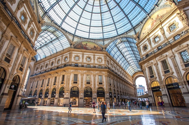 Photo intérieur de la galerie vittorio emanuele ii, place duomo, dans le centre-ville de milan.