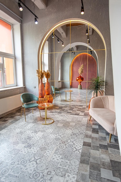 Intérieur d'un grand appartement de style oriental mélangé à un style loft avec éclairage led à arches et éléments orange vif