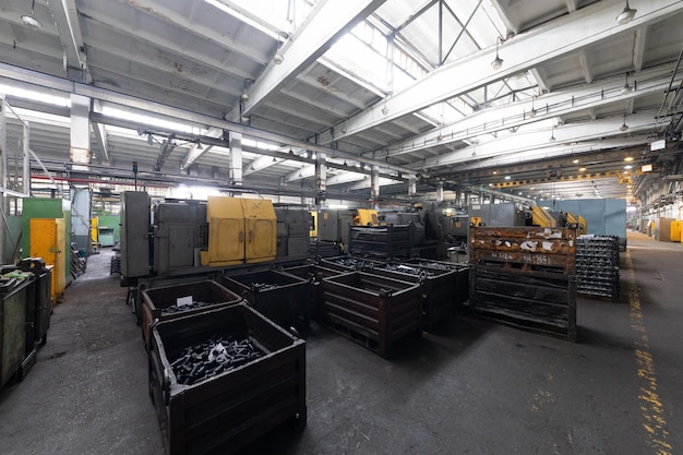 L'intérieur d'un grand bâtiment industriel d'usine avec une usine de constructions en acier de voiture