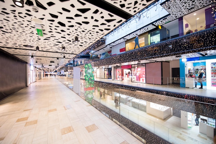 Photo l'intérieur d'un grand centre commercial moderne