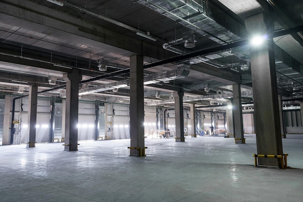 Photo intérieur d'un grand entrepôt industriel