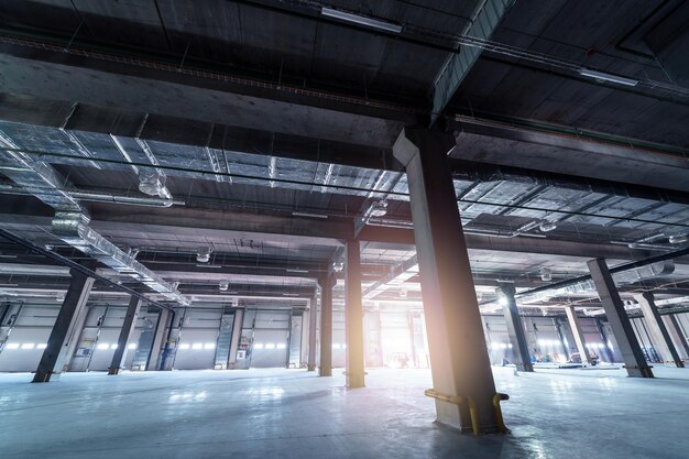 Photo intérieur d'un grand entrepôt industriel