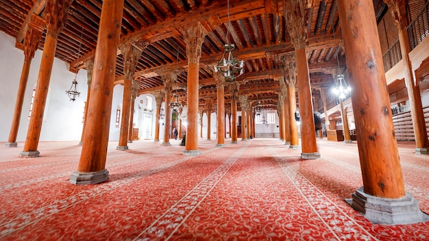 Intérieur de la Grande Mosquée Afyonkarahisar Ulu Cami Mosquées en bois antiques dans la ville d'Afyon Turquie