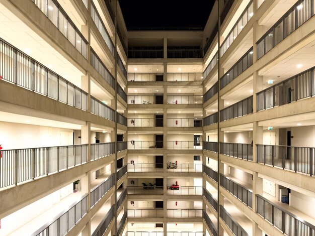 Photo l'intérieur d'un gratte-ciel d'appartement la nuit