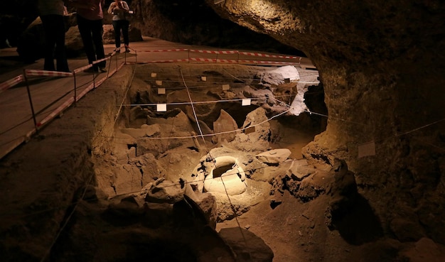 À l'intérieur de la grotte Areni-1, la plus ancienne cave connue au monde dans le village d'Areni, province de Vayots Dzor en Arménie