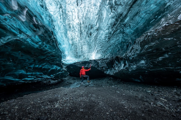 À l'intérieur d'une grotte de glace en Islande