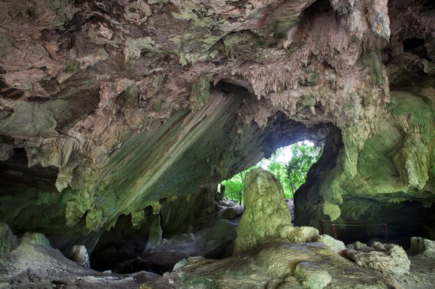 Intérieur de la grotte Peehuatoe à Krabi, en Thaïlande. Cette grotte de Peehuatoe est une attraction touristique importante sur la province de Krabi.