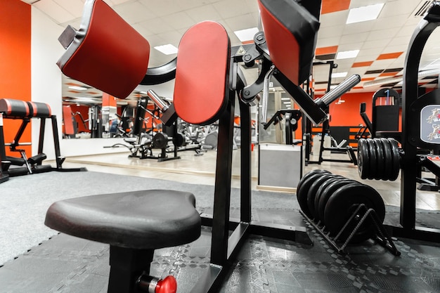 Photo intérieur de gym avec équipement