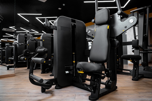 Intérieur de gym moderne avec nouvel équipement de fitness