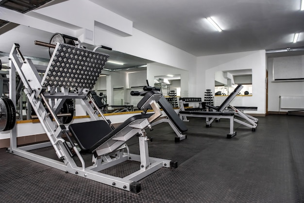 Photo intérieur de gym moderne et vide avec équipement