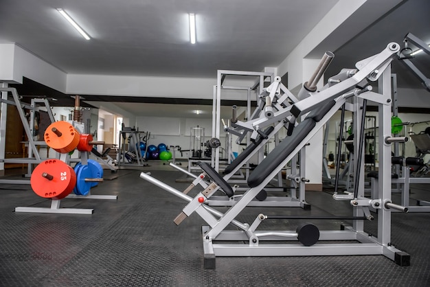 Intérieur de gym moderne et vide avec équipement