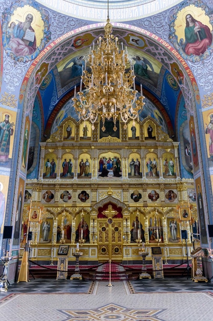 Intérieur avec des icônes dans la cathédrale orthodoxe russe Monastère de Valaam