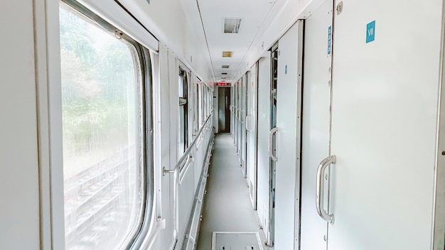 Intérieur à l'intérieur du wagon de train. Concept de transport et de voyage