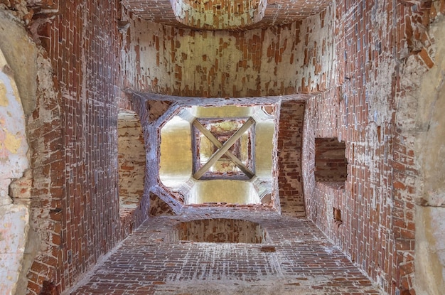 Intérieur intérieur d'une église abandonnée abandonnée de bâtiment de brique rouge