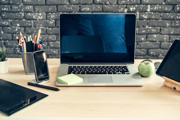 Photo intérieur d'un lieu de travail de bureau moderne