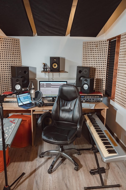 Photo intérieur d'un lieu de travail d'ingénieur du son pour la diffusion d'un espace de répétition musicale avec kit de batterie et