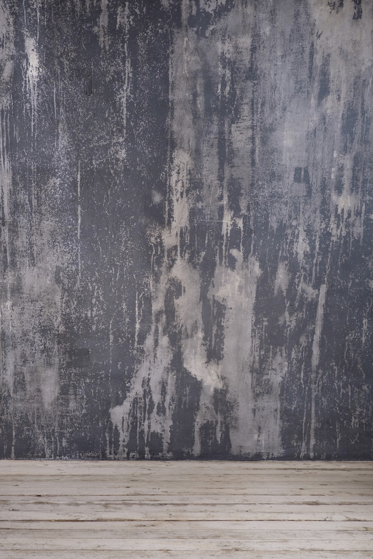 Photo intérieur loft vintage lumineux avec plancher en bois, texture gris béton vieilli sur le mur.