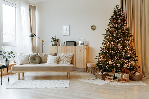 Intérieur lumineux du salon avec un canapé et un grand arbre de Noël