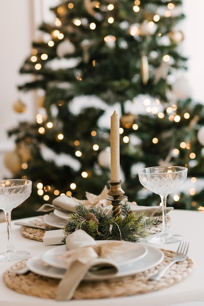 Intérieur lumineux et élégant du salon avec un sapin de Noël et une table de fête