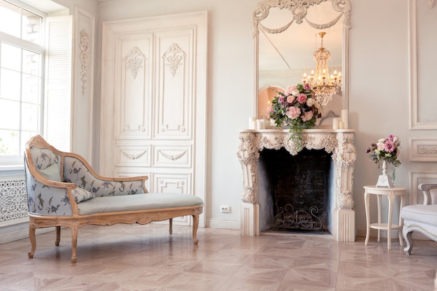 Intérieur lumineux luxueux du salon dans le style baroque comme dans un château royal avec de vieux meubles vintage élégants