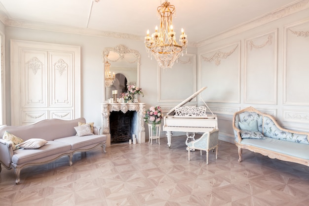 Intérieur lumineux luxueux du salon dans le style baroque comme dans un château royal avec de vieux meubles vintage élégants