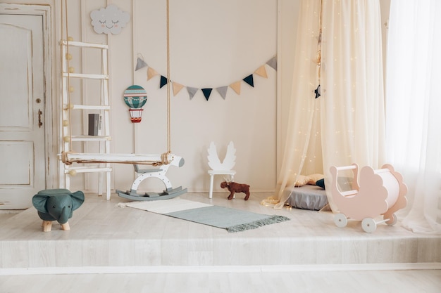 Intérieur lumineux naturel d'une chambre d'enfant avec des accessoires de créateurs de meubles en bois et un tipi