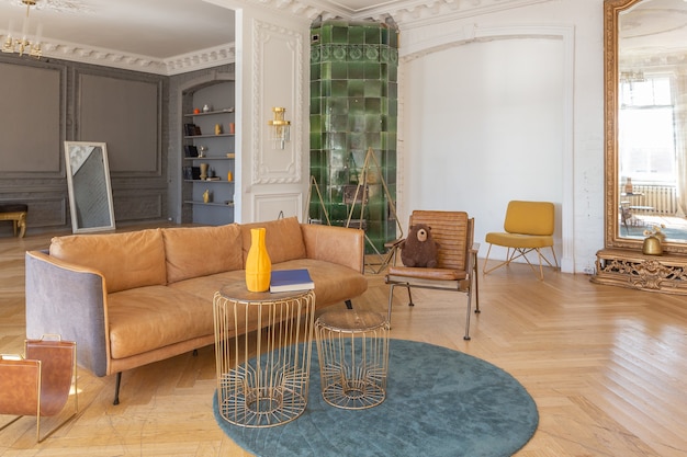 Intérieur de luxe d'un appartement spacieux dans une vieille maison historique du 19ème siècle avec des meubles modernes. haut plafond et murs sont décorés de stuc