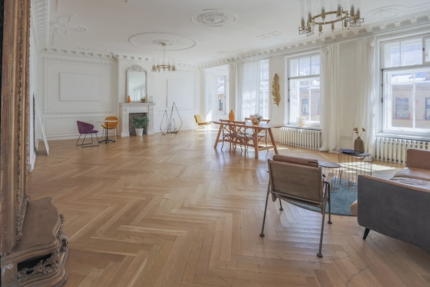 Intérieur de luxe d'un appartement spacieux dans une vieille maison historique du 19ème siècle avec des meubles modernes. haut plafond et murs sont décorés de stuc