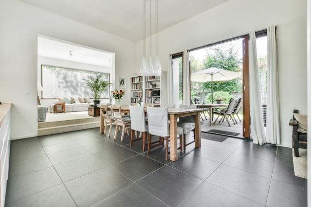 Intérieur de luxe et belle salle à manger