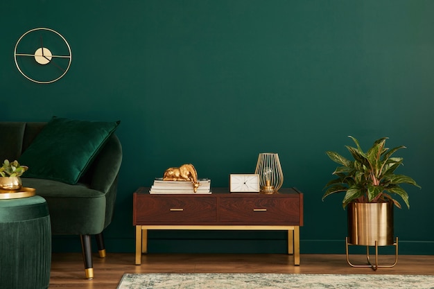 Intérieur de luxe avec canapé en velours élégant, commode en bois, pouf, plantes, tapis, décoration en or, espace copie et accessoires personnels élégants. Salon moderne dans une maison classique.