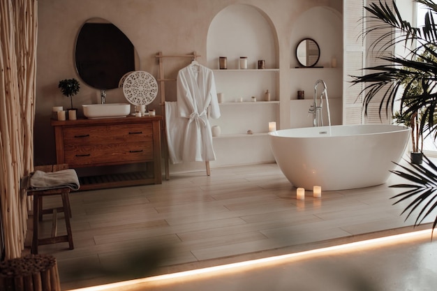 Intérieur de luxe d'une grande salle de bains de style africain moderne avec baignoire ovale à éclairage naturel