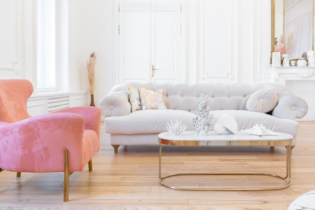 Intérieur de luxe de style baroque très léger du grand salon. Murs blancs décorés de stuc impressionnant. Appartement de style royal avec des meubles chics avec des éléments dorés