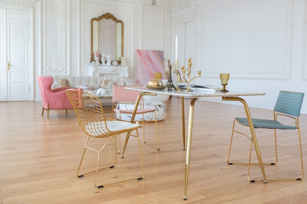 Intérieur de luxe de style baroque très léger du grand salon. Murs blancs décorés de stuc impressionnant. Appartement de style royal avec des meubles chics avec des éléments dorés