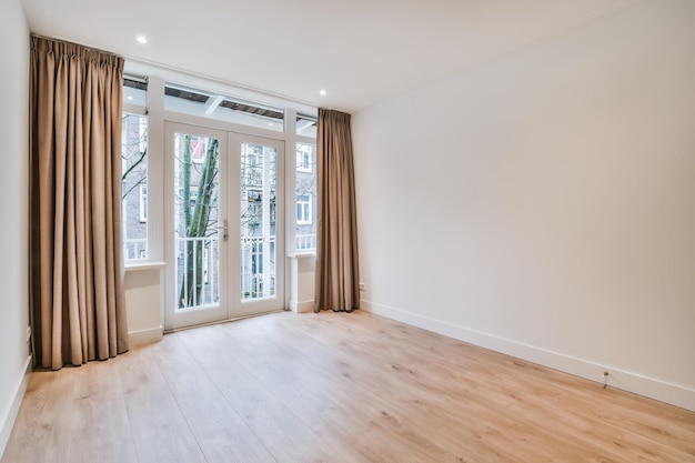 Intérieur luxueux de la chambre avec porte donnant sur le balcon