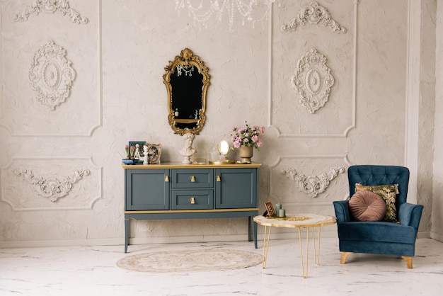 Intérieur luxueux avec commode vintage fauteuil miroir doré et murs en stuc table en résine époxy