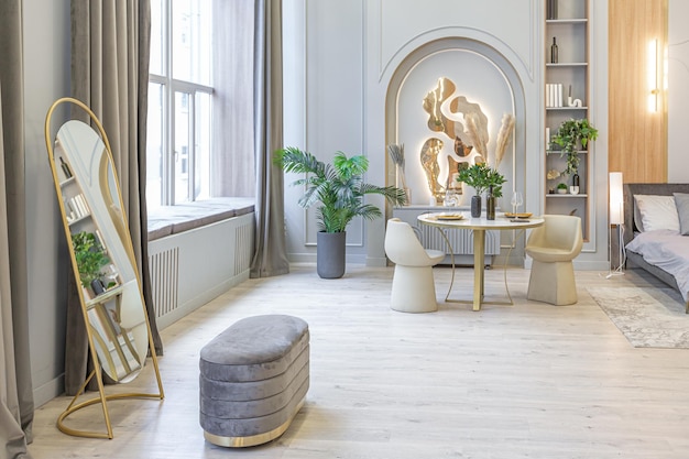 Intérieur luxueux et élégant d'un studio moderne aux couleurs pastel vertes avec des éléments en bois, des meubles et des décorations coûteux
