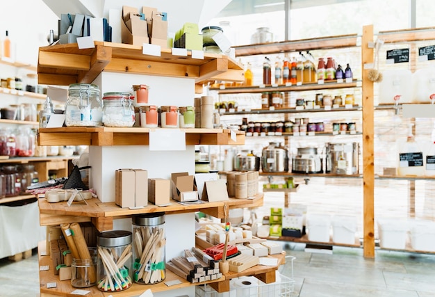 Intérieur de magasin à zéro déchet Étagères en bois avec une variété de produits cosmétiques