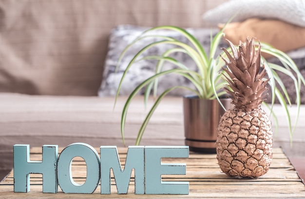 Photo intérieur de la maison avec ananas sur la table