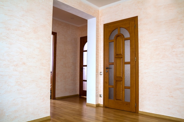 Intérieur de maison d'appartement moderne avec des portes en bois