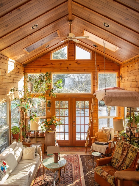 L'intérieur d'une maison en bois