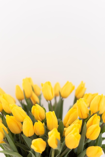 Intérieur de la maison avec un bouquet frais de tulipes