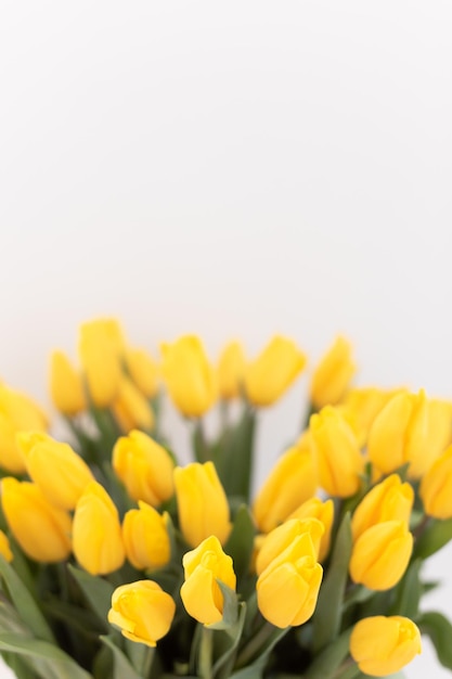 Intérieur de la maison avec un bouquet frais de tulipes