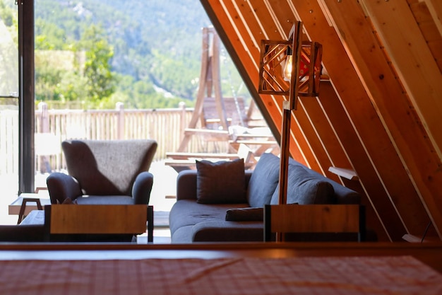 Intérieur de maison de campagne en bois et décoration de la maison