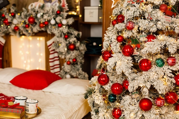 Photo intérieur de maison confortable du nouvel an avec arbre de noël et guirlandes