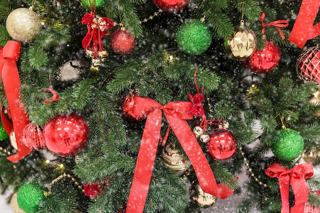 Intérieur de maison confortable du nouvel an avec arbre de noël et guirlandes