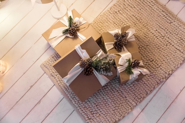 Intérieur de maison confortable du nouvel an avec arbre de noël et guirlandes