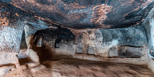 Intérieur d'une maison creusée dans la roche à Zelve