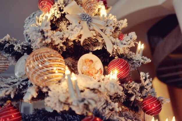 intérieur de la maison dans un décor de Noël avec des lumières st et stven